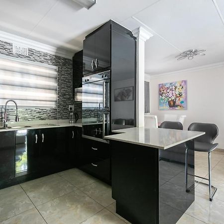 Signature Lodge Кемптън Парк Екстериор снимка