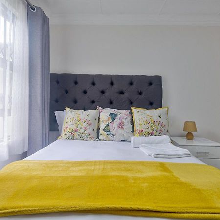 Signature Lodge Кемптън Парк Екстериор снимка
