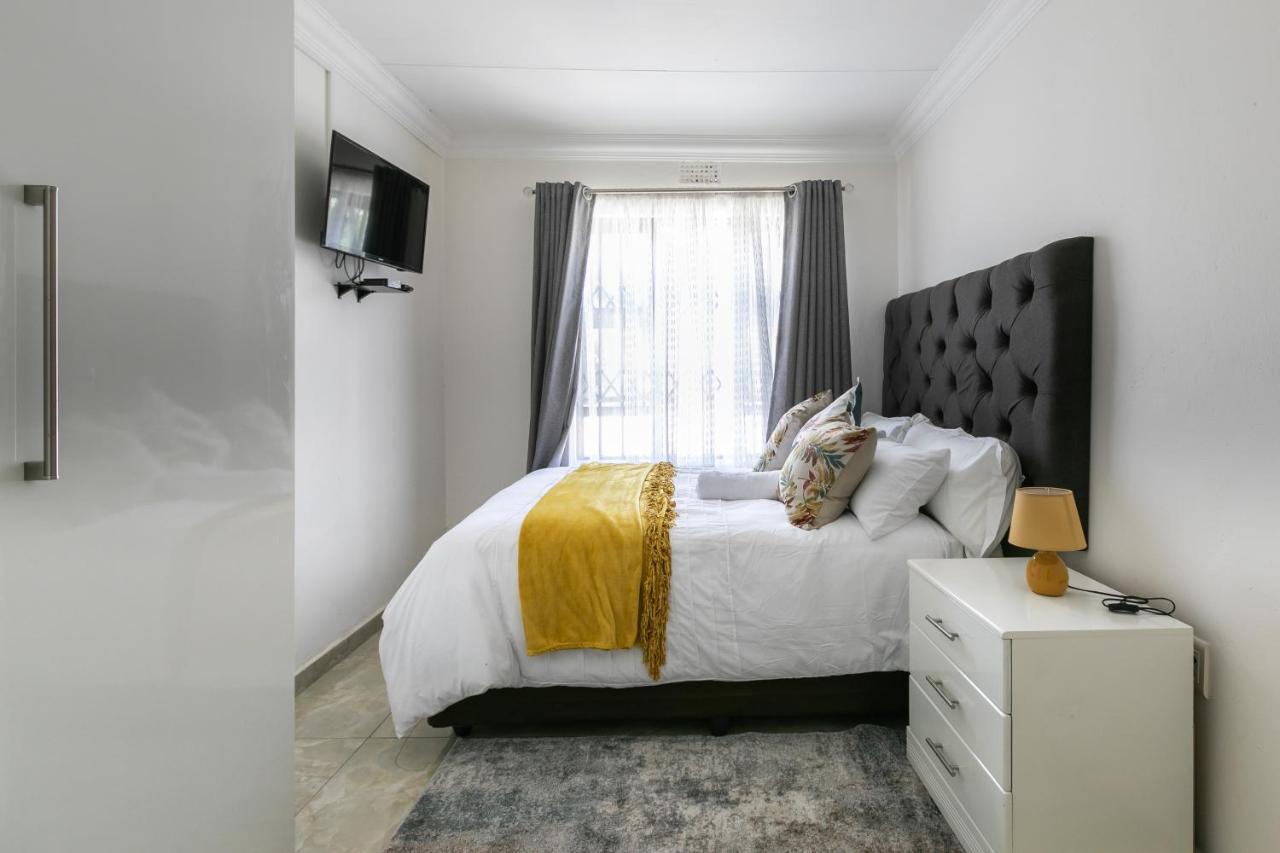 Signature Lodge Кемптън Парк Екстериор снимка