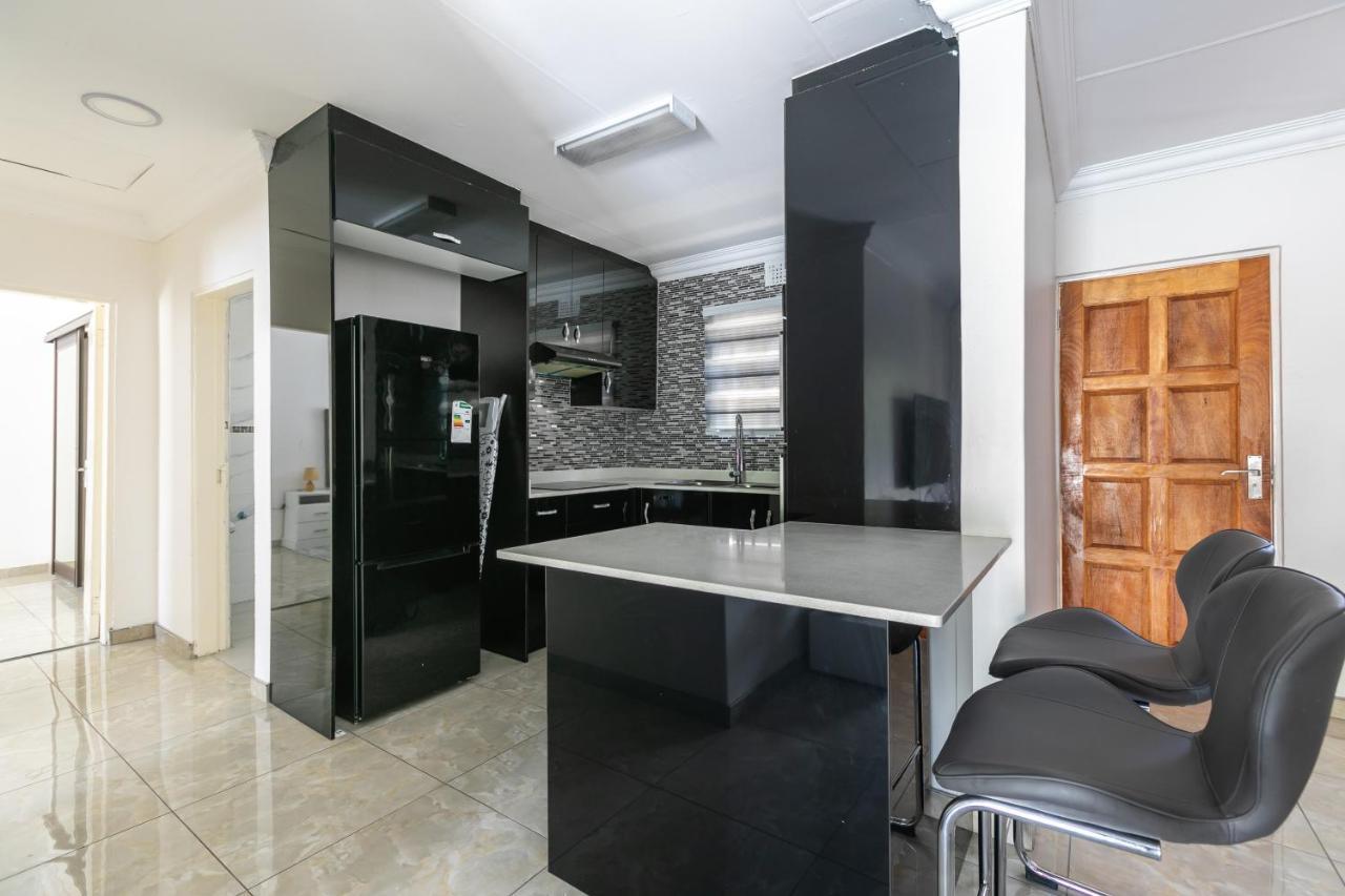 Signature Lodge Кемптън Парк Екстериор снимка