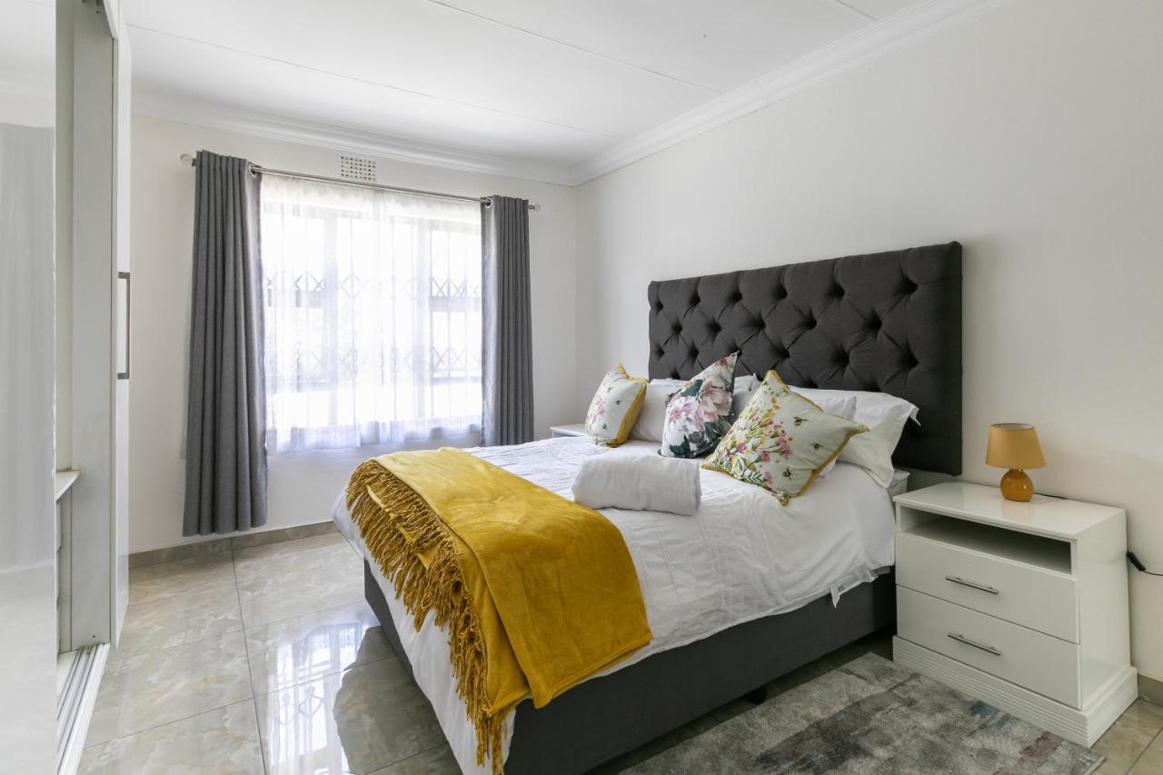 Signature Lodge Кемптън Парк Екстериор снимка