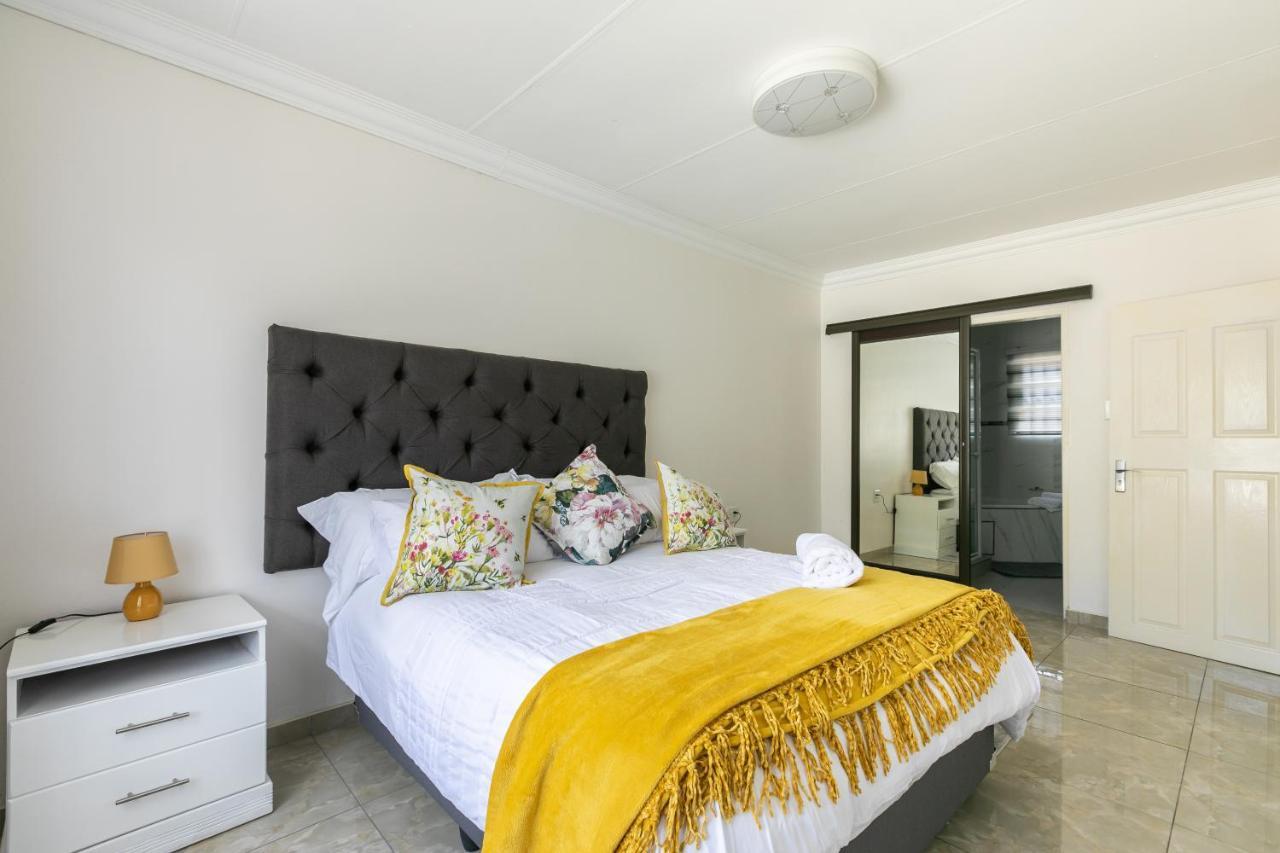 Signature Lodge Кемптън Парк Екстериор снимка