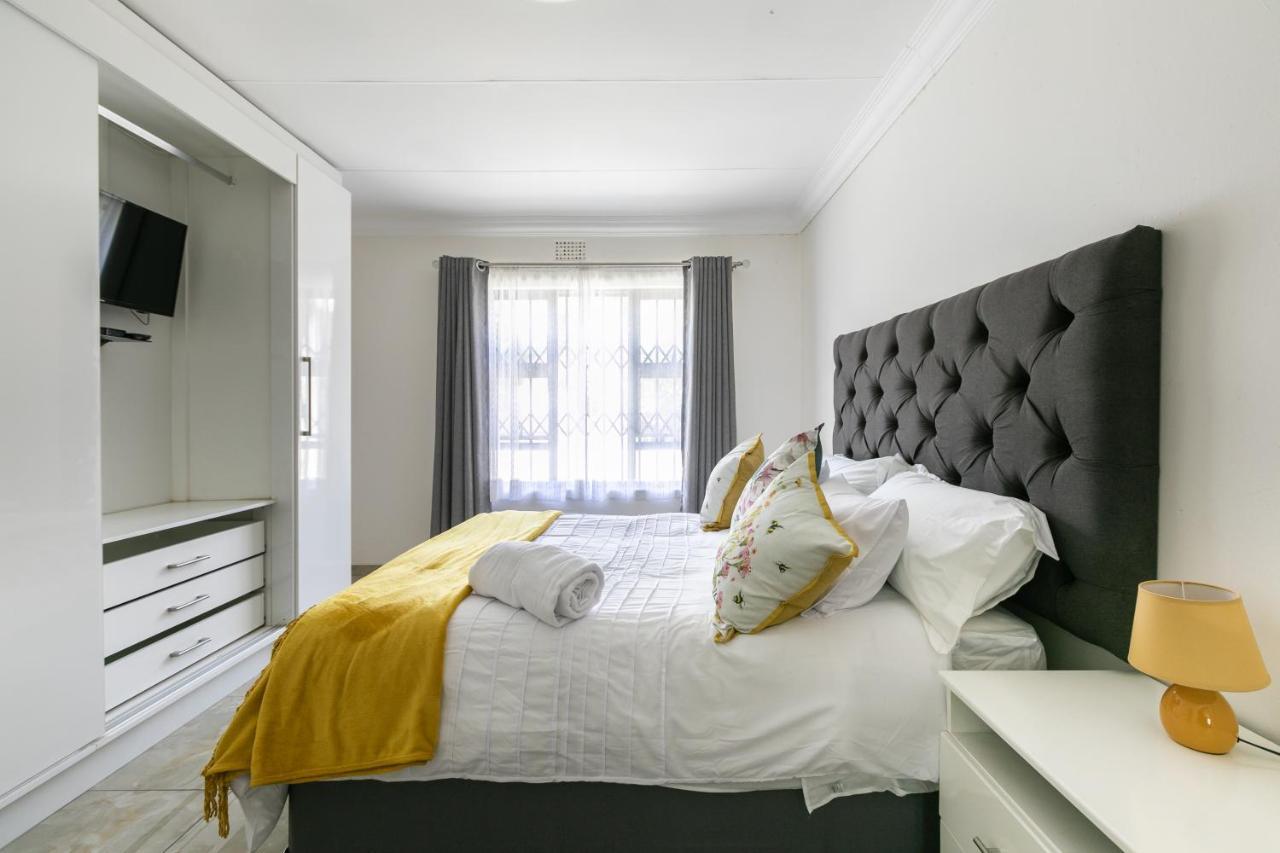 Signature Lodge Кемптън Парк Екстериор снимка