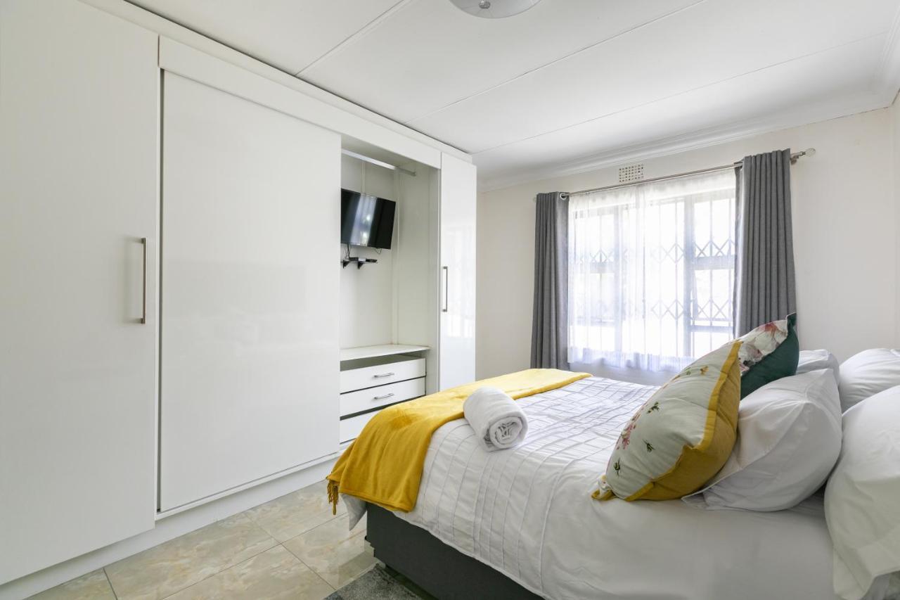 Signature Lodge Кемптън Парк Екстериор снимка