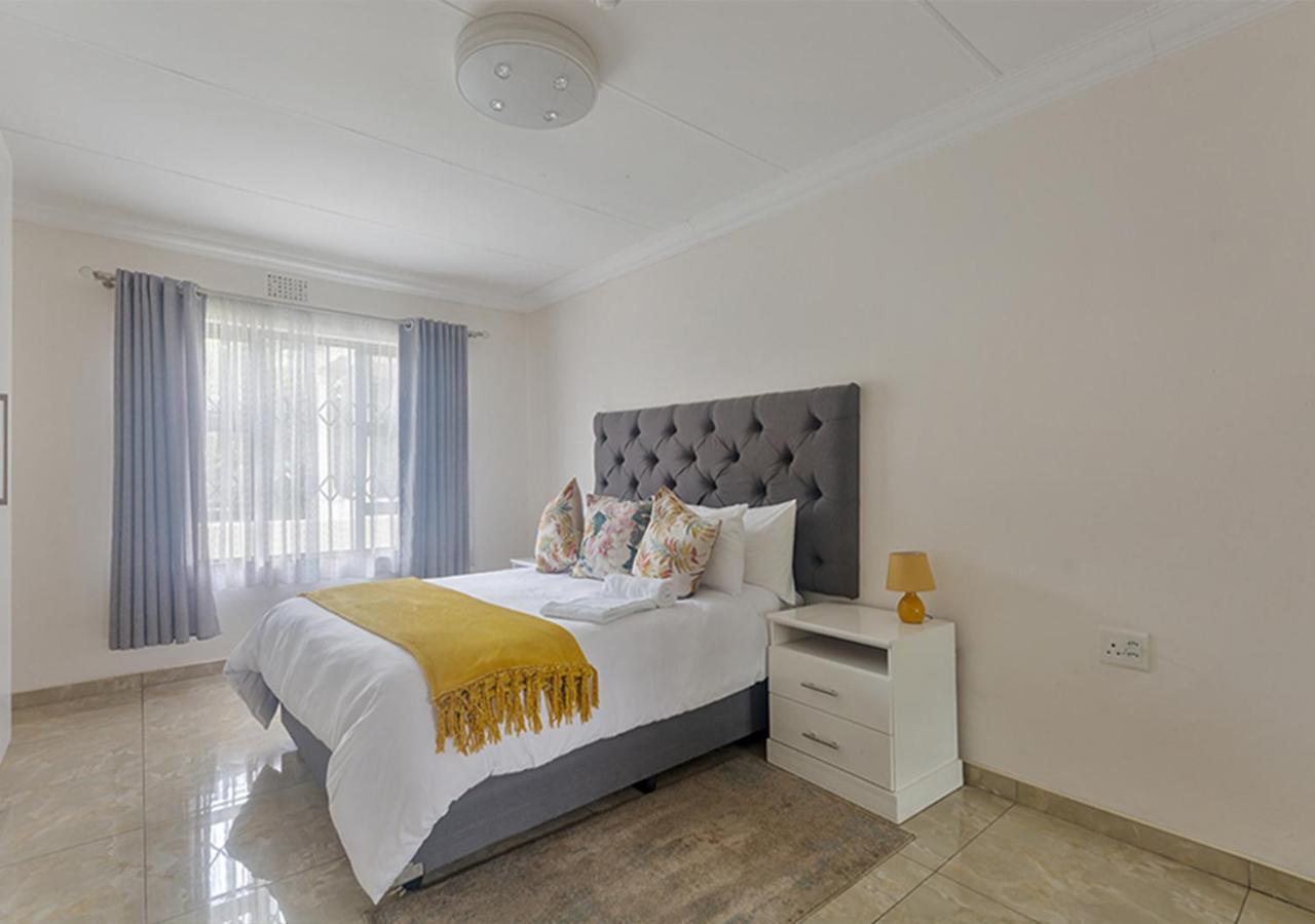 Signature Lodge Кемптън Парк Екстериор снимка