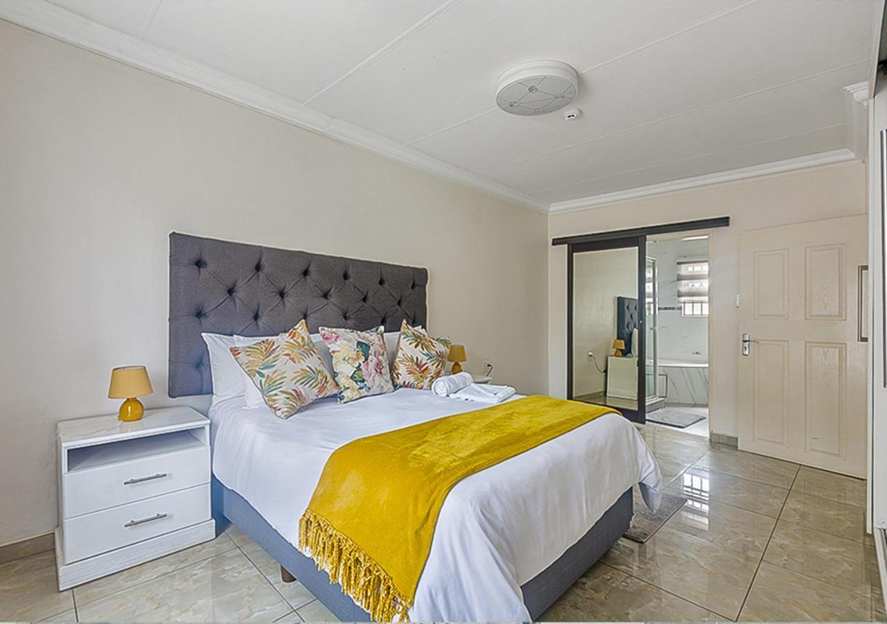 Signature Lodge Кемптън Парк Екстериор снимка